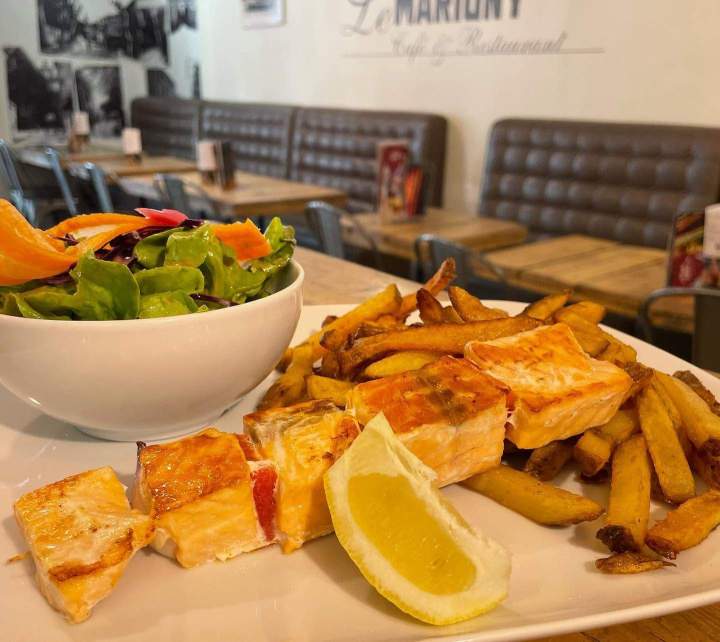 Saumon grillé avec frites et salade Salon-de-Provence