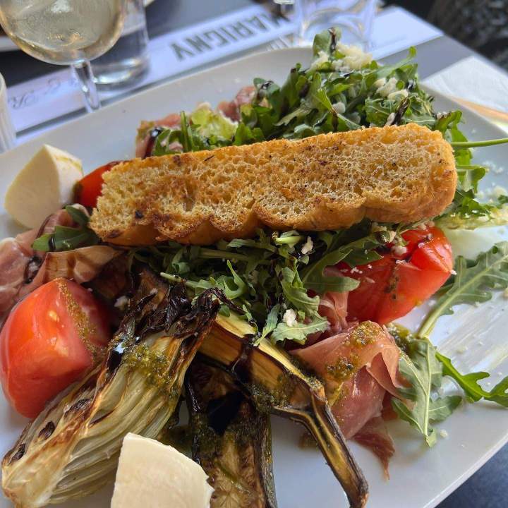 Plat de salade gourmande Salon-de-Provence