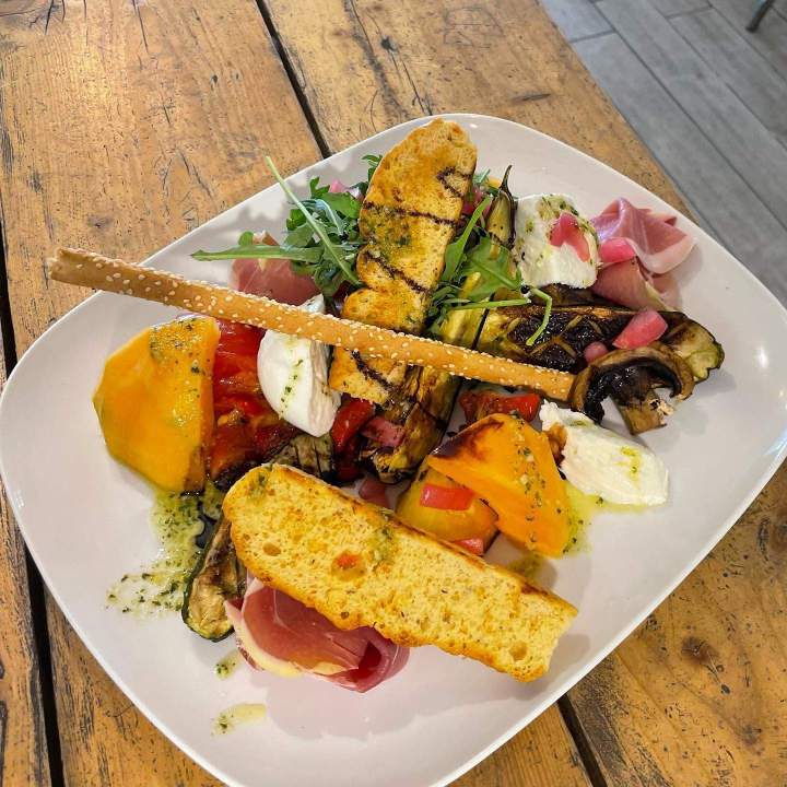 Assiette d'antipasti italiens composée de divers légumes grillés, charcuterie, et fromage Salon-de-Provence