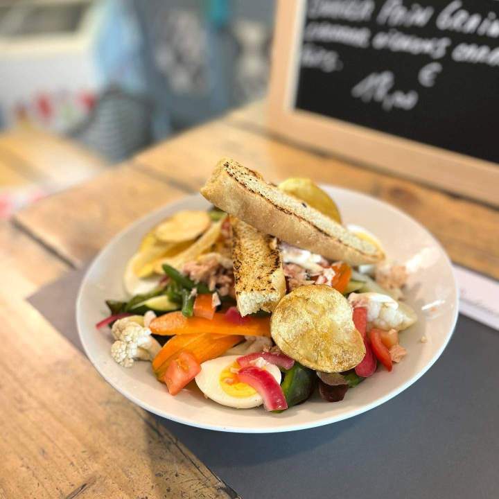 Salade façon niçoise, légumes croquants, œuf dur, thon et foccacia Salon-de-Provence