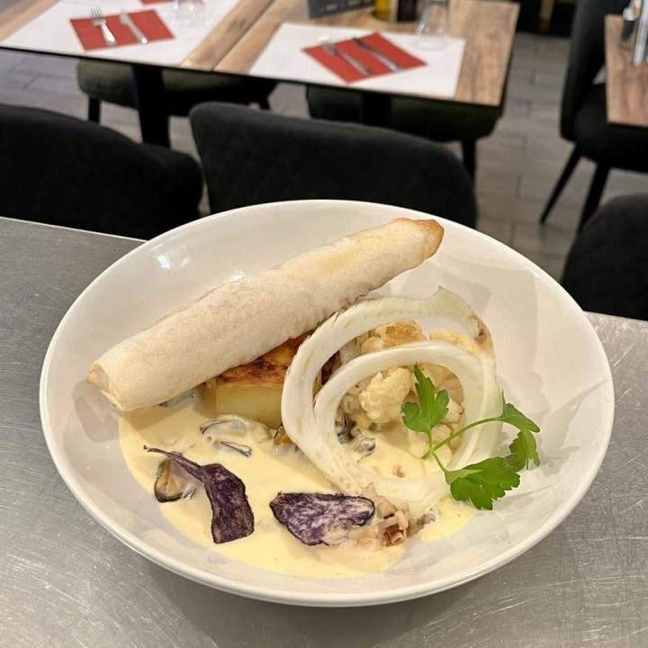 Croustillant de colin, nage de fruits de mer, pommes de terre fondantes Salon-de-Provence