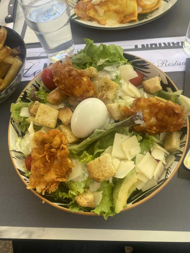 Salade César garnie de poulet croustillant Salon-de-Provence