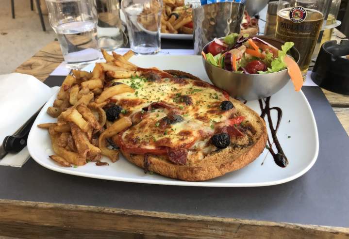 Tartine auvergnate avec frites croustillantes Salon-de-Provence
